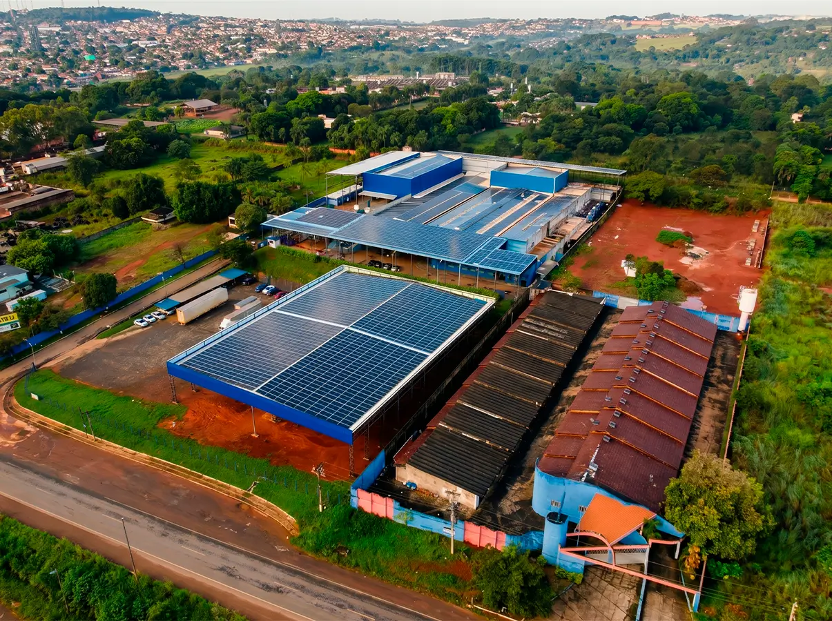 Vista aérea da fábrica Termopot com painéis solares